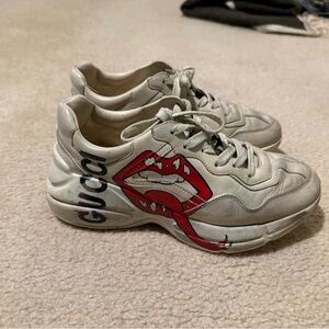 Authentic Gucci Rhyton sneakers with a mouth print in ivory leather.